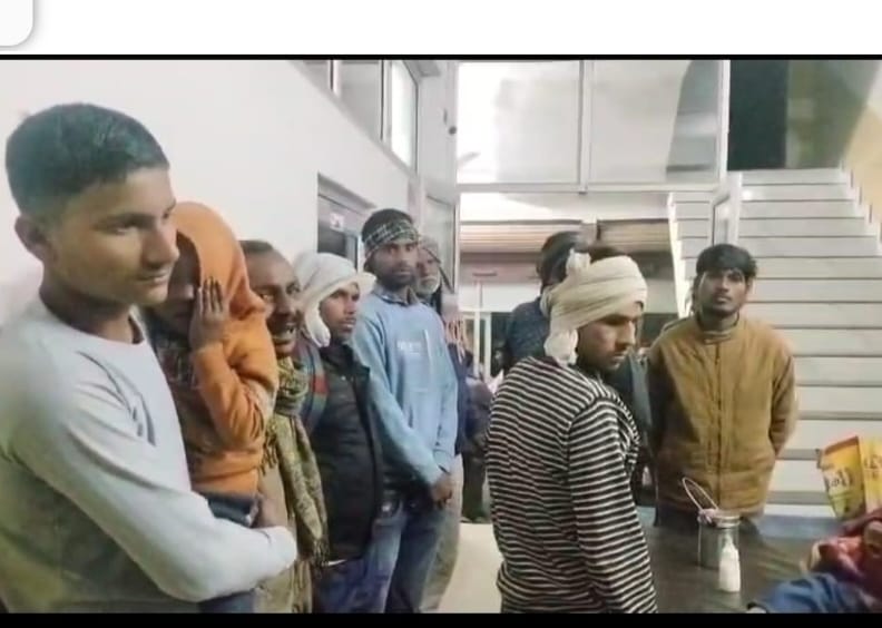 KASGANJ News सिरदर्द के इलाज में लापरवाही! सहावर में कथित गलत इंजेक्शन से महिला की मौत, डॉक्टर-स्टाफ फरार