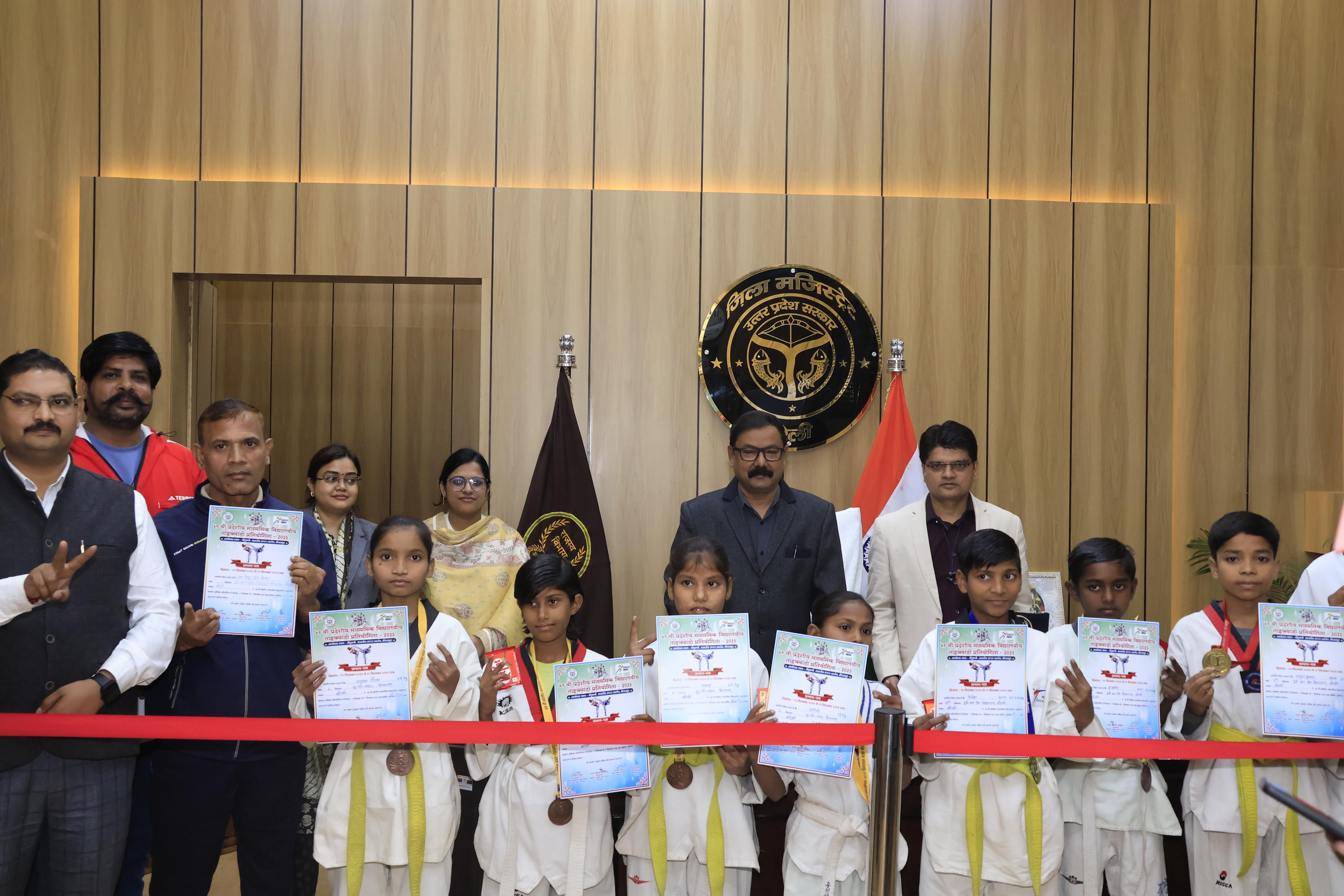 Bareilly News: ताइक्वांडो में चमके बरेली के नौनिहाल, डीएम ने मेडल देकर किया सम्मानित