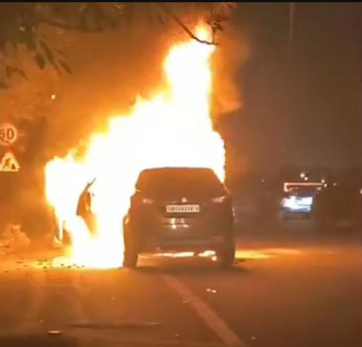 बरेली में चलती कार बनी आग का गोला, बाल-बाल बचे दंपती और बच्चे