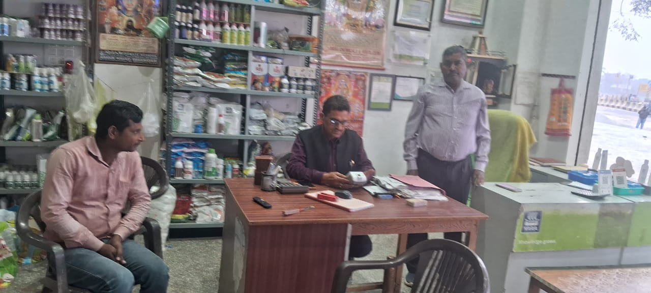 KASGANJ NEWS उर्वरकों की कालाबाज़ारी रोकने को जिओ फेंसिंग आधारित नई पॉस मशीन व्यवस्था लागू, बिक्री होगी पूरी तरह पारदर्शी