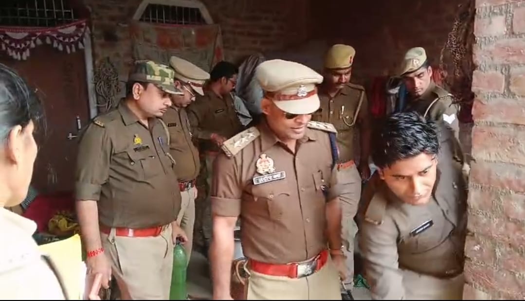 KASGANJ NEWS कासगंज में आबकारी विभाग की बड़ी कार्रवाई: 69 लीटर अवैध शराब बरामद, 175 किलो लहन नष्ट, दो आरोपी गिरफ्तार