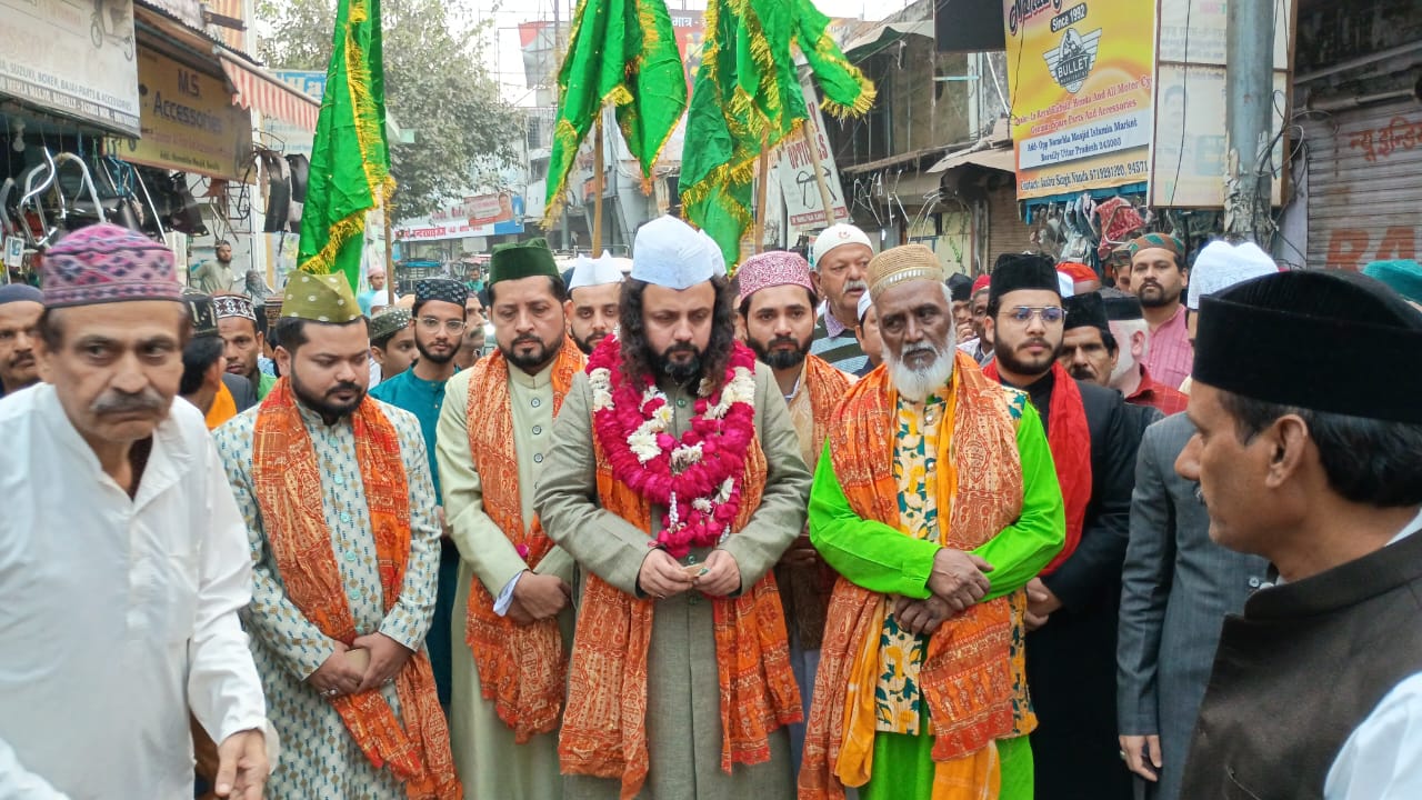 Bareilly News- 197वां उर्स शरीफ़ शुरू, परचम-ए-नियाज़िया की रौनक में उमड़ा हुजूम