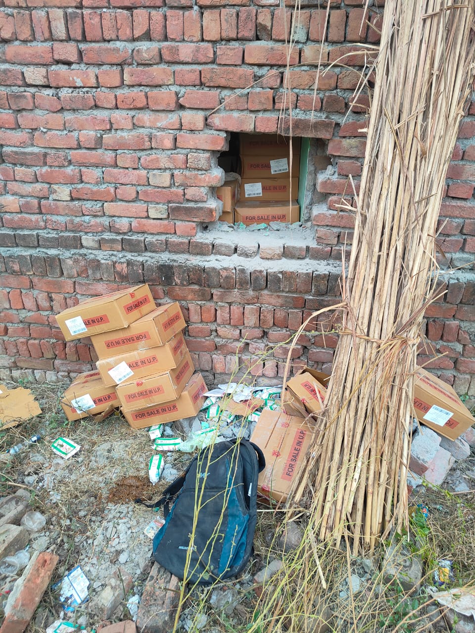 KASGANJ NEWS अंग्रेजी, देशी शराब की दुकान में नकब लगाकर चार लाख 20 हजार की नकदी व चार पेटी शराब चोरी, डीवीआर भी ले उड़े चोर,  डाँग स्क्वाइट की टीम जुटी तलाश में