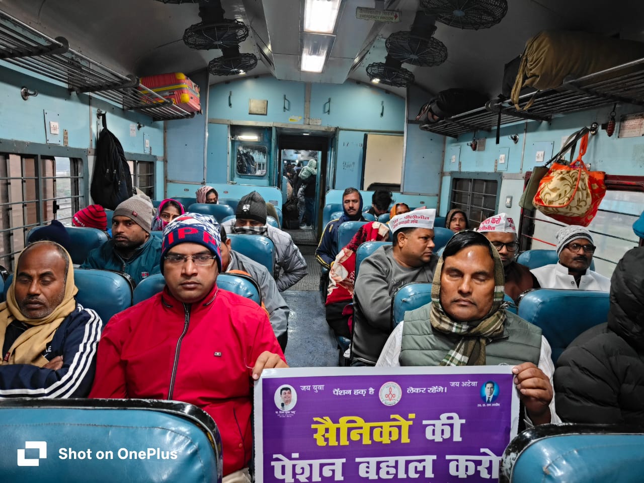 Bareilly News: सर्द रात, जज़्बा गर्म! बरेली से शिक्षकों–कर्मचारियों का जत्था महारैली को दिल्ली रवाना