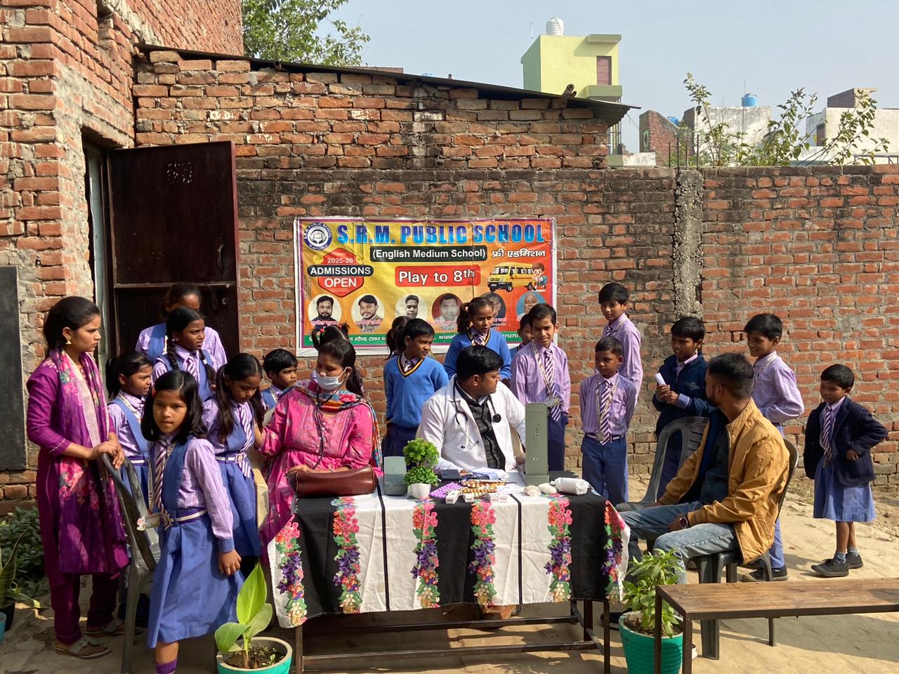 KASGANJ NEWS एस.आर.एम. पब्लिक स्कूल में गुरु तेग बहादुर जयंती पर निःशुल्क हेल्थ कैंप, बच्चों व अभिभावकों ने कराया स्वास्थ्य परीक्षण