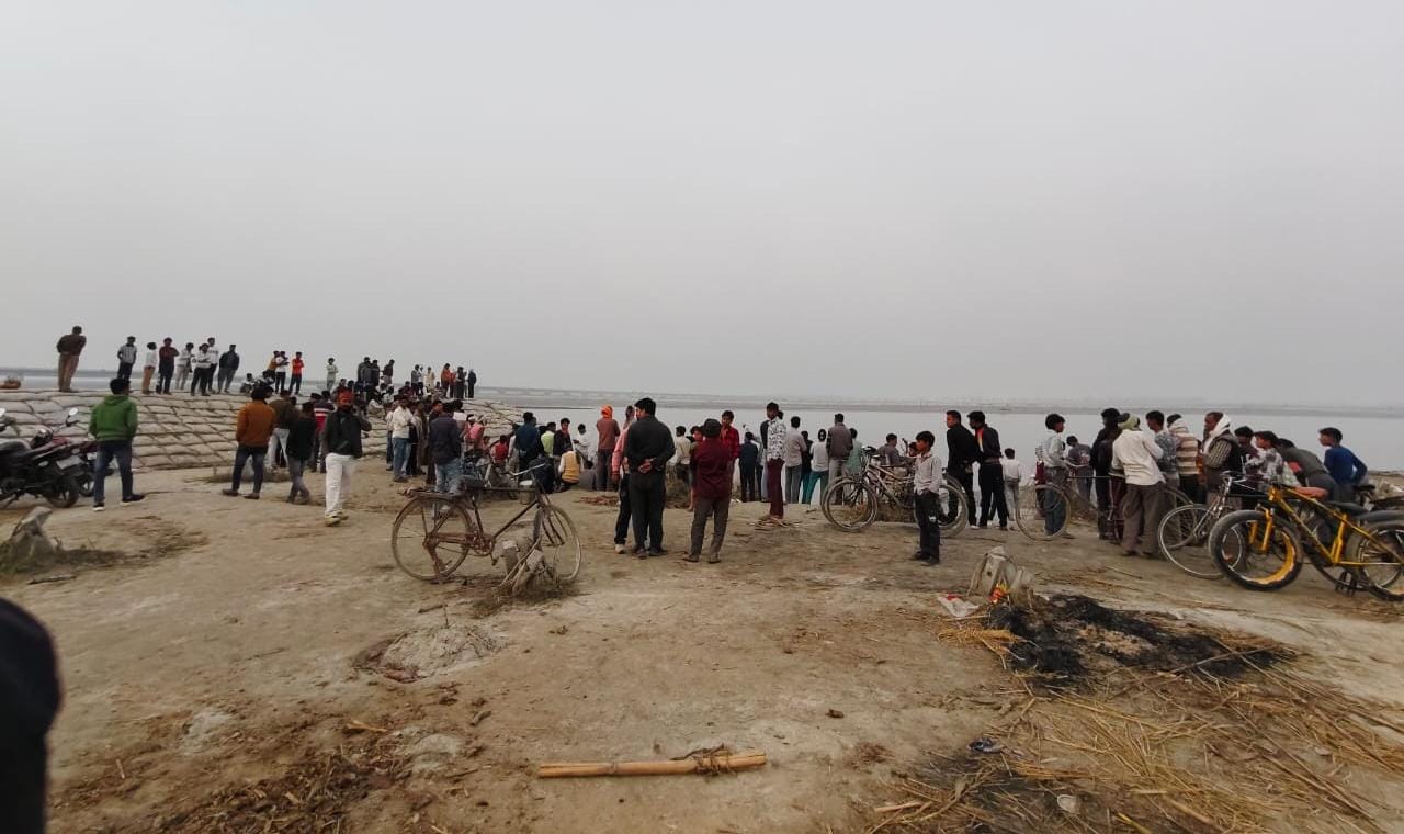 KASGANJ NEWS बड़े भाई को बचाने के लिए छोटे भाई कन्हैया ने गंगा नदी में लगाई छलांग, डूबा; गोताखोरों की टीम कर रही तलाश