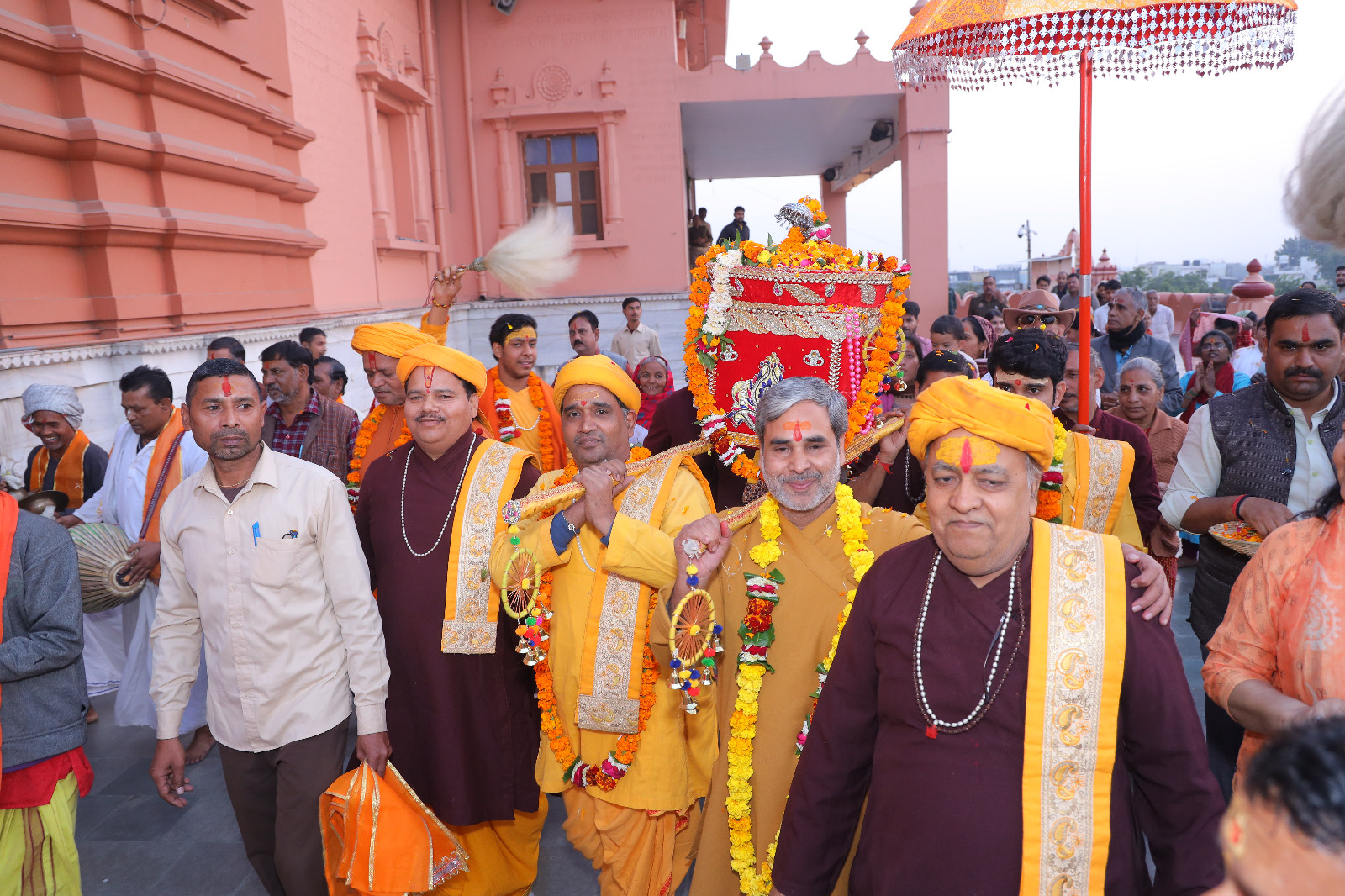 Mathura News: कान्हा की नगरी में श्रीराम–जानकी विवाह सम्पन्न,  देखने को उमड़ी भीड़ 