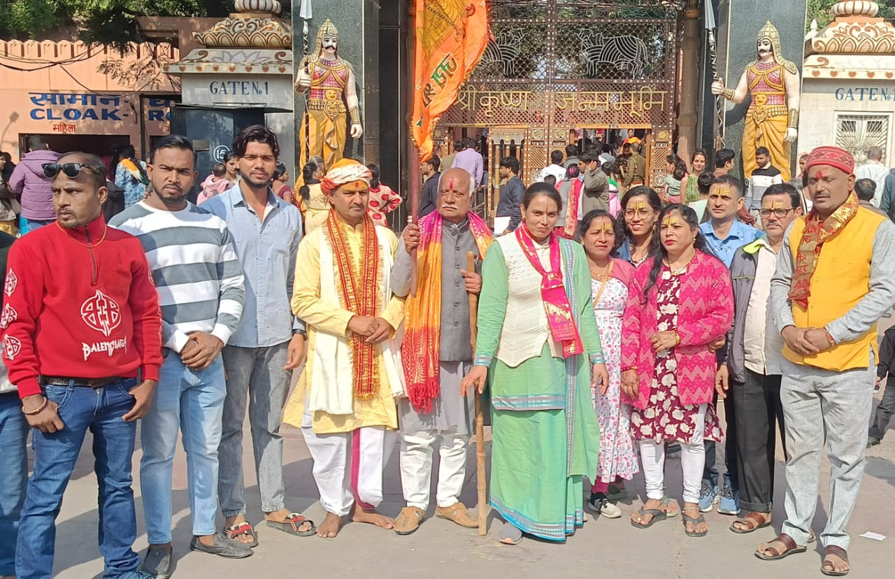 Mathura News: अयोध्या में राम मंदिर पर ध्वज फहराई,  कान्हा की नगरी में बंटी मिठाई