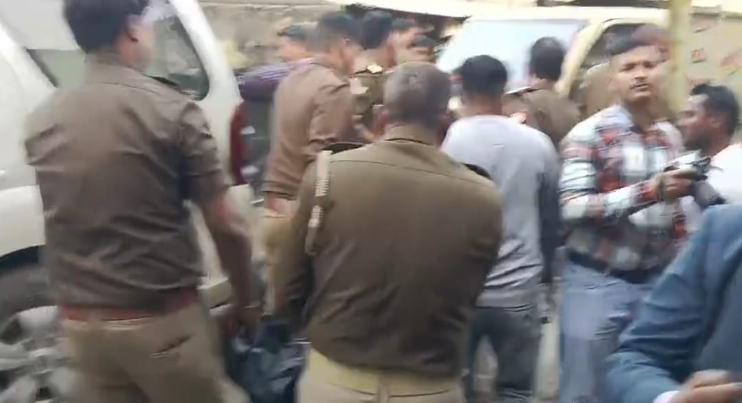 KASGANJ NEWS दोस्त के घर में संदिग्ध हालात में युवक का शव मिलने से हड़कंप, पुलिस कई एंगल से जांच में जुटी