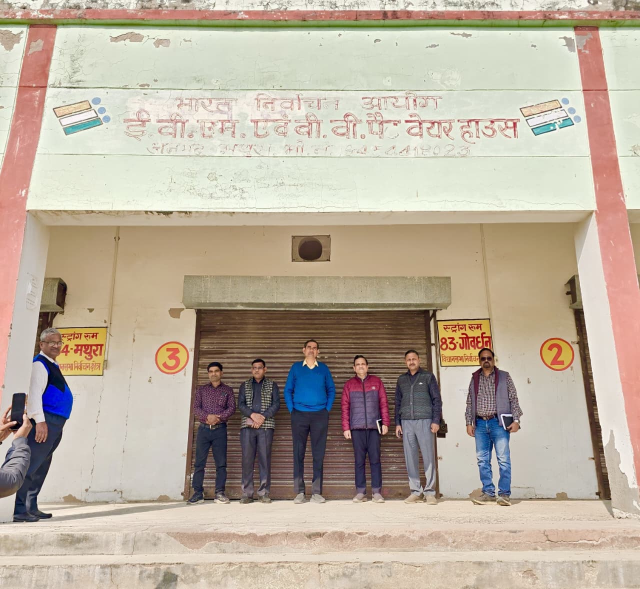 Mathura News- मथुरा में ईवीएम–वीवीपैट वेयरहाउस की सुरक्षा का निरीक्षण