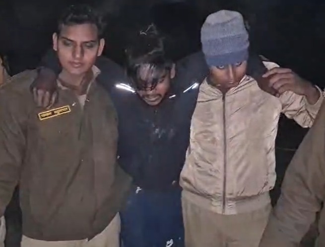 Bareilly News : बरेली में पुलिस-बदमाश मुठभेड़ में वांछित आरोपी पारस तमंचे संग गिरफतार 