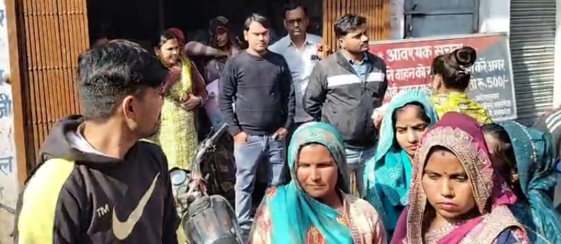 KASGANJ NEWS कासगंज: प्रसूता की हालत बिगड़ने पर परिजनों ने कमला हॉस्पिटल पर लगाया लापरवाही का आरोप, मुख्यमंत्री व महिला आयोग से न्याय की गुहार