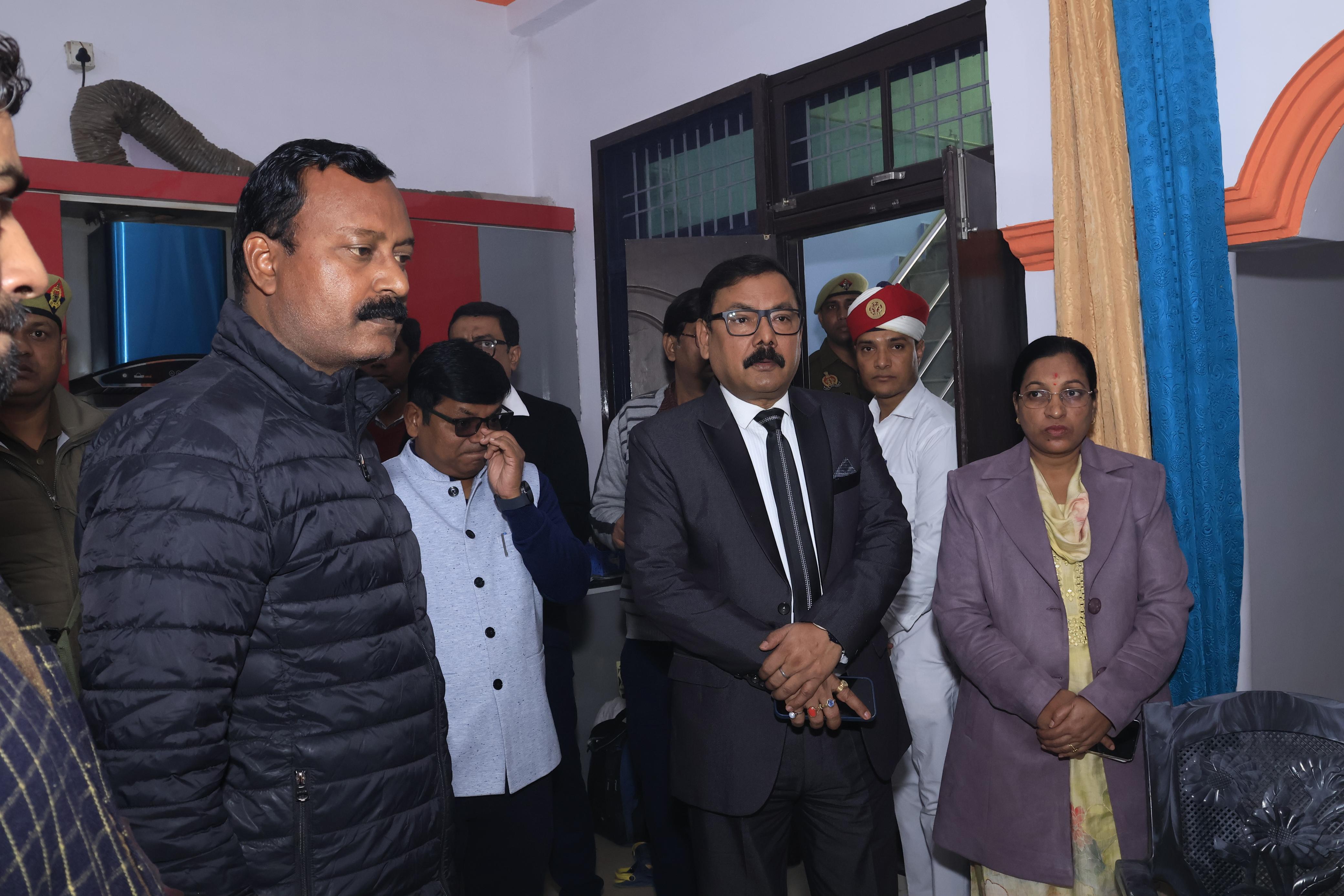 Bareilly News- शिक्षक सर्वेश के घर पहुंचे डीएम शोकाकुल परिवार को ढांढस बंधाया 