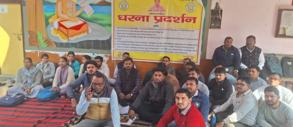 KASGANJ NEWS फतेहपुर में लेखपाल की आत्महत्या से प्रदेशभर में रोष, कासगंज तहसील में लेखपालों का धरना—मुख्यमंत्री के नाम सौंपा ज्ञापन