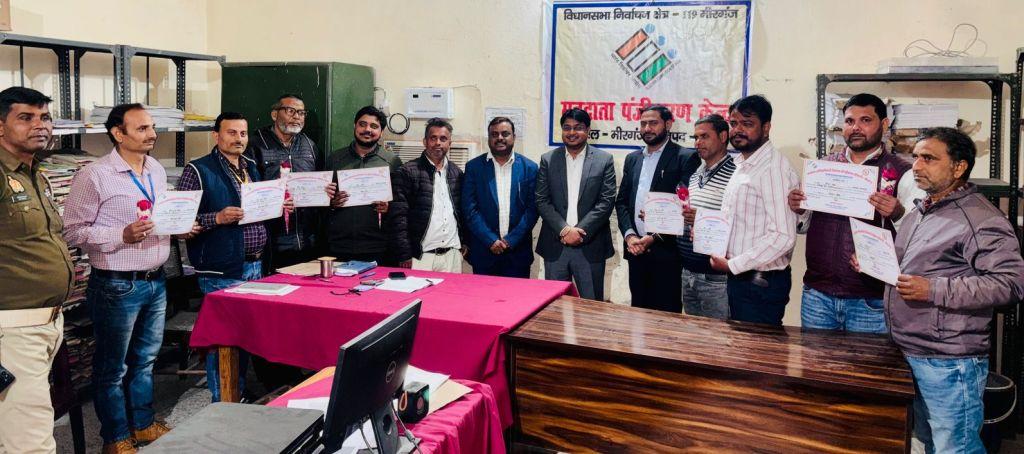 Bareilly News : एसआईआर में उत्कृष्ट कार्य के लिए 8 बीएलओ को एसडीएम ने  किया सम्मानित 