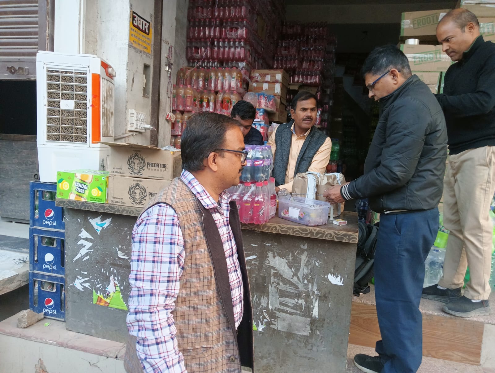 Mathura News- मथुरा में तीन पेय पदार्थ फर्मों पर छापा, डुप्लीकेट माउंटेन ड्यू की सैकड़ों पेटियाँ सीज