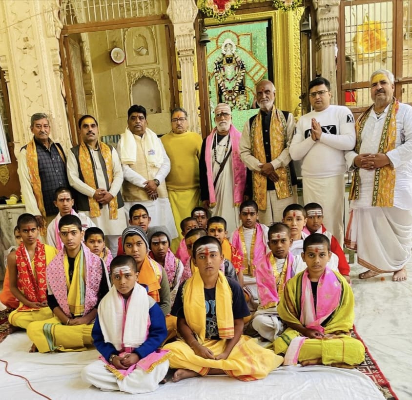 Mathura News- मथुरा के श्री दीर्ध विष्णु मंदिर में गीता जयंती महोत्सव धूमधाम से सम्पन्न 