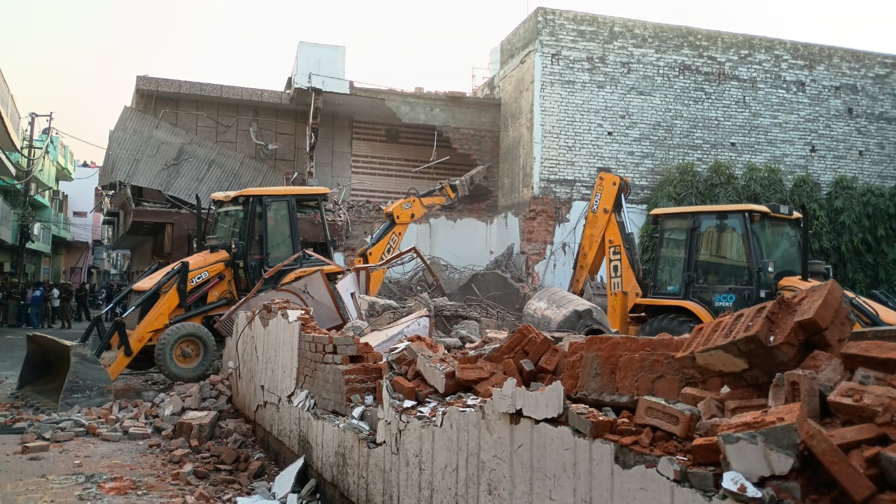 Bareilly News: आजम खां के करीबी सपा नेता के बरातघर पर गरजा बुलडोजर 