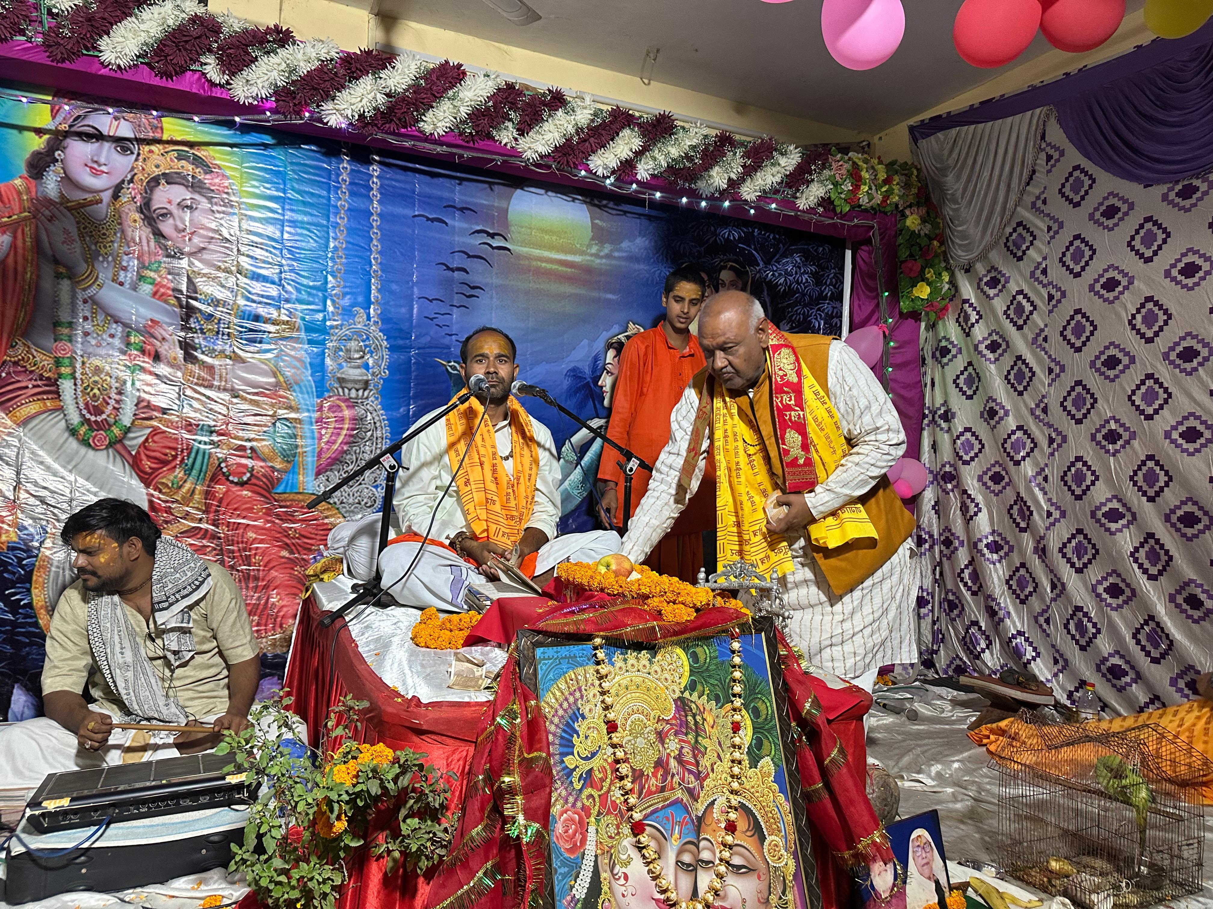 KASGANJ NEWS सोरों में भागवत कथा के समापन पर चेयरमैन रामेश्वर महेरे ने व्यास पीठ का किया सम्मान, कृष्ण–सुदामा कथा पर भावविभोर हुए भक्त