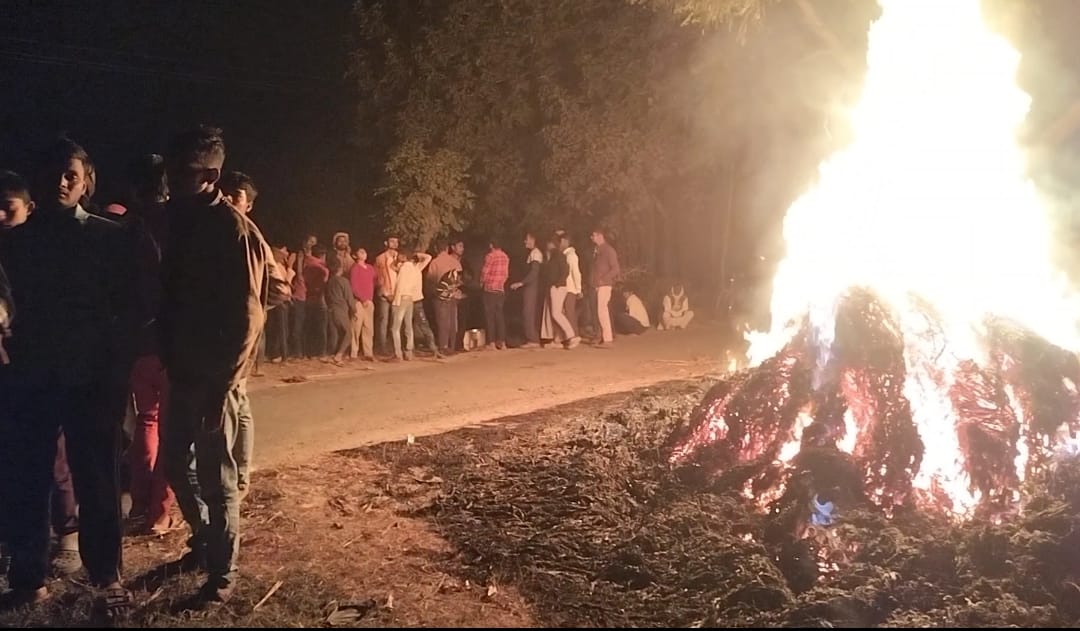 KASGANJ NEWS श्यामसर में फिर लगी मक्का पूलों में आग: अज्ञात व्यक्ति की करतूत से ग्रामीणों में दहशत और आक्रोश