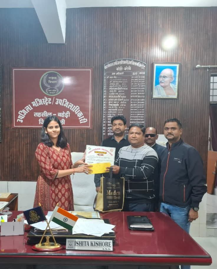 Bareilly News- SIR अभियान में शत-प्रतिशत कार्य पूर्ण करने वाले बीएलओ व सुपरवाइज़र सम्मानित