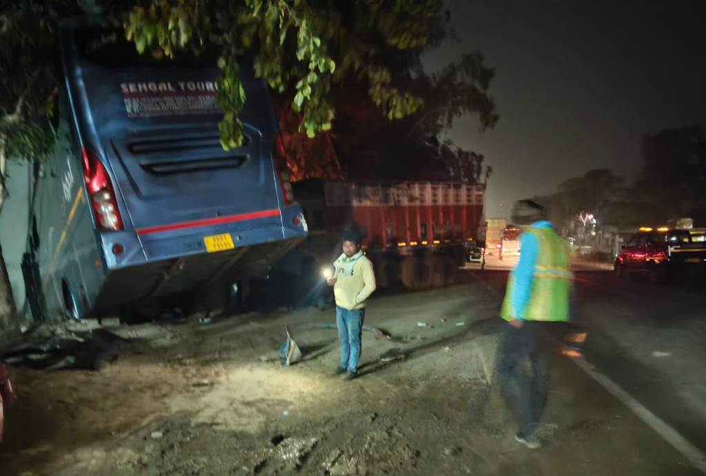 Bareilly  News : तेज रफतार बस ने मचाई तबाही :चार वाहन आपस में भिड़े, बड़ा हादसा टला 