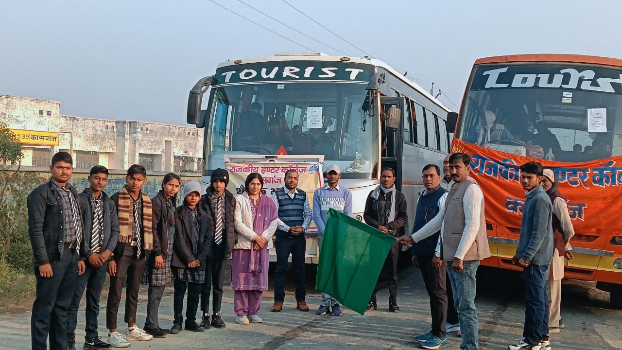 KASGANJ NEWS राजकीय इंटर कॉलेज नौरथा के विद्यार्थियों का शैक्षिक भ्रमण शुरू, ग्राम प्रधान प्रतिनिधि ने हरी झंडी दिखाकर किया रवाना