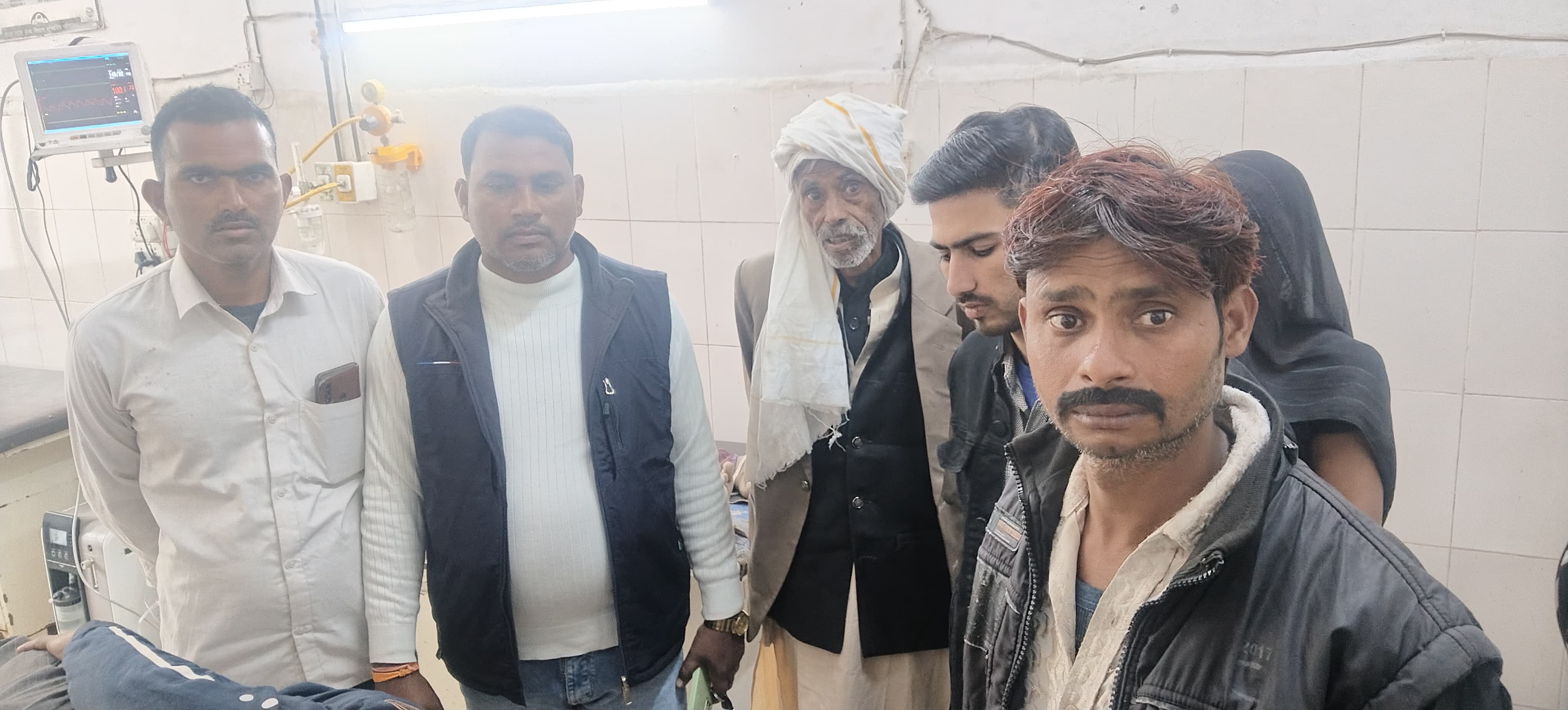 KASGANJ NEWS ढोलना ,रंजिश में बाप–बेटी पर फावड़े से हमला, दोनों गंभीर घायल; सरनाम अलीगढ़ मेडिकल कॉलेज रेफर