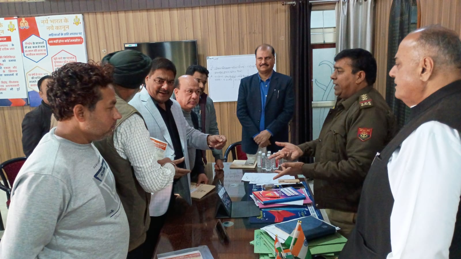 Bareilly News: कोतवाली से 200 मीटर पर चोरी की कोशिश, रिपोर्ट को लेकर व्यापारियों और कोतवाल में नोक-झोंक