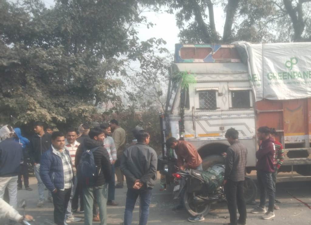 Bareilly News : हाईवे पर गलत दिशा से आ रहे ट्रक ने बाइक सवार को मारी टक्कर, बाइक सवार गंभीर घायल