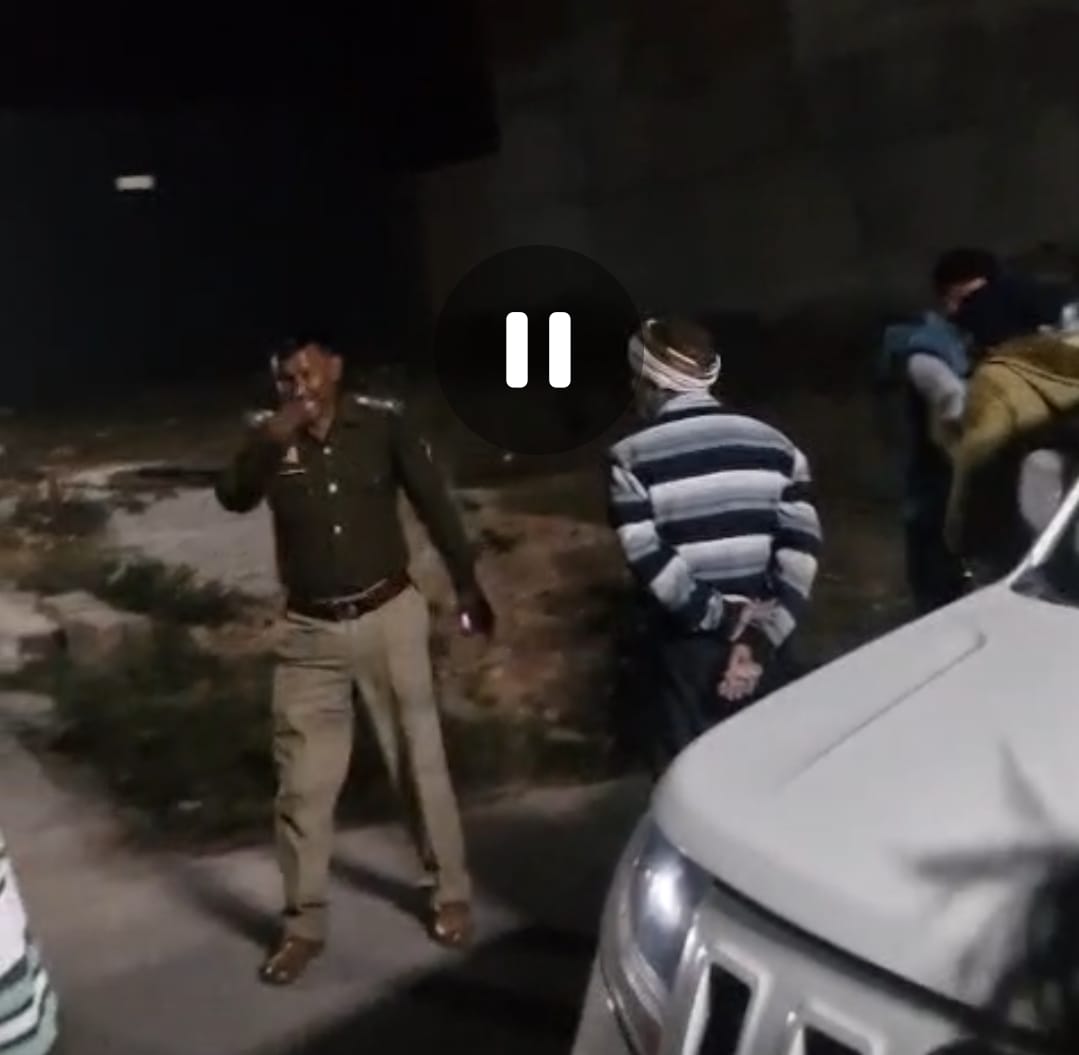 KASGANJ NEWS कासगंज: नशे में धुत होमगार्ड कंपनी कमांडर का कैफ़े व फ्लोर मिल पर तांडव, गाली-गलौज का वीडियो वायरल