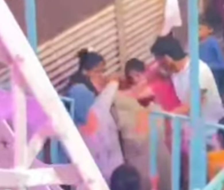 KASGANJ NEWS  मार्गशीर्ष मेला बना अखाड़ा, श्रद्धालु महिलाओं ने झूला महिला कर्मचारी को पीटा, वीडियो वायरल