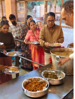 Mathura News: श्रीकृष्ण जन्मस्थान पर धूमधाम से मनाया धनु संक्रान्ति पर्व, खिचड़ी महोत्सव शुरू