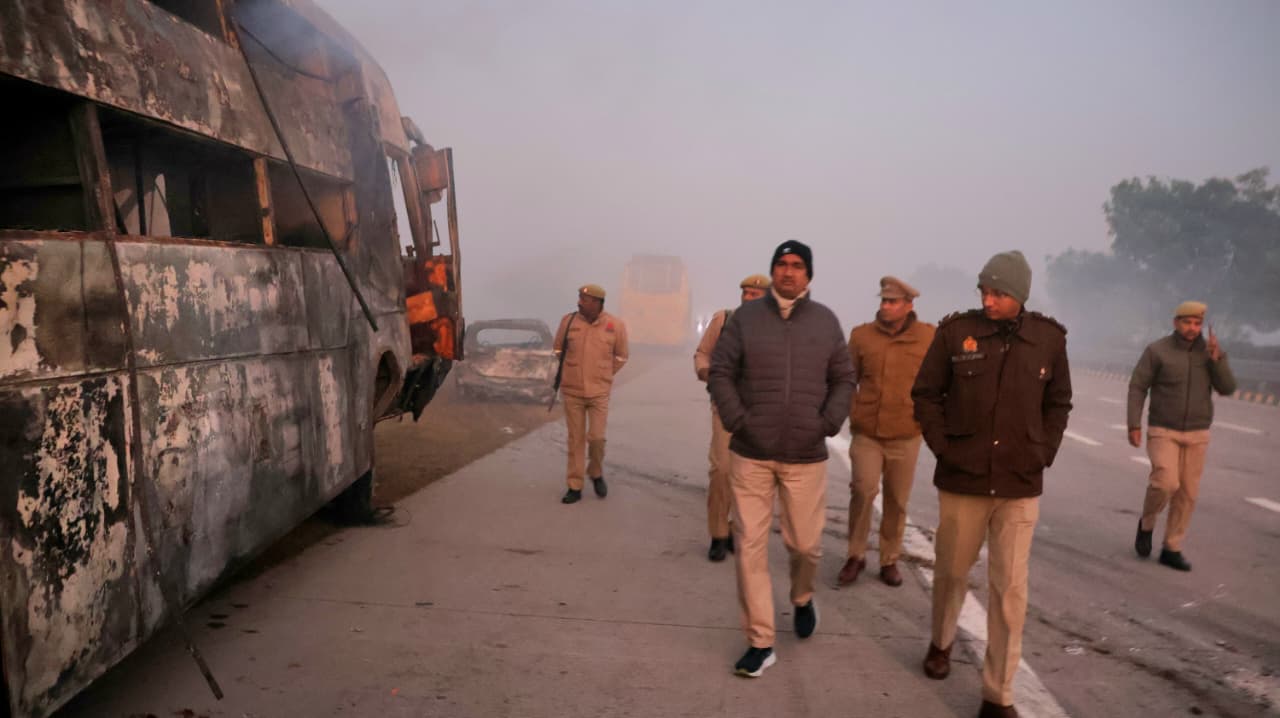 कोहरे का क़हर: यमुना एक्सप्रेसवे पर भीषण हादसा, एक दर्जन से अधिक यात्री जिंदा जले, 100 से अधिक घायल