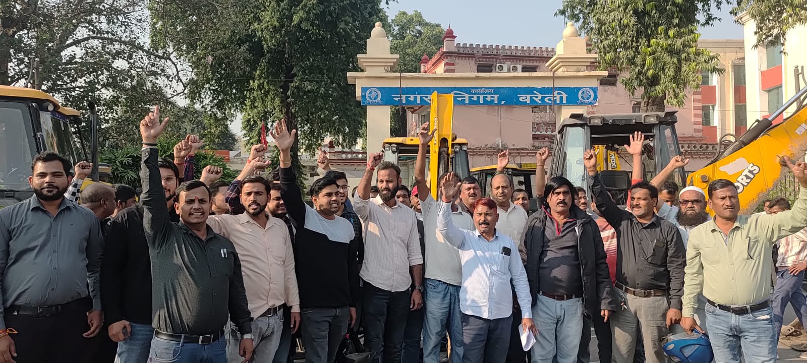 Bareilly News: मुंशीनगर की नालियां चोक, सड़कों पर लगे कूड़े के ढेर, सफाई नायक निलंबित