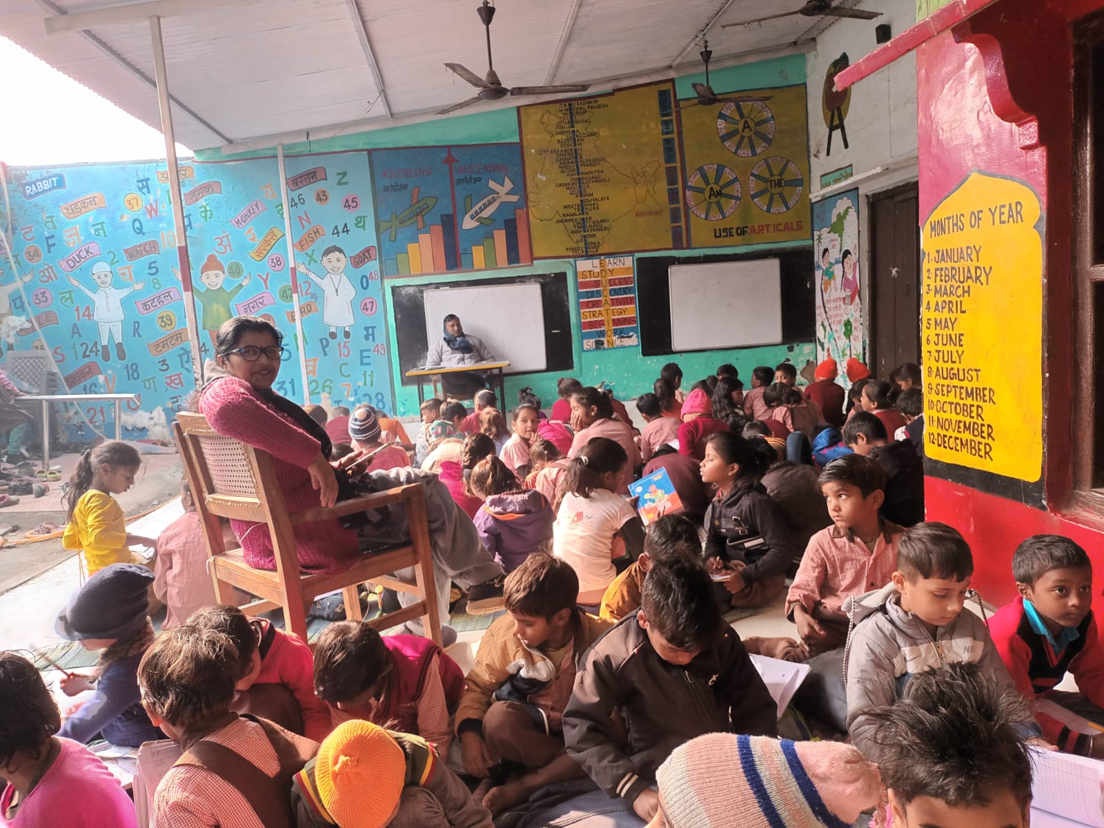 Bareilly News: कंपकंपाती ठंड में स्कूल जाना मजबूरी, मासूमों पर भारी सिस्टम की बेरुख़ी