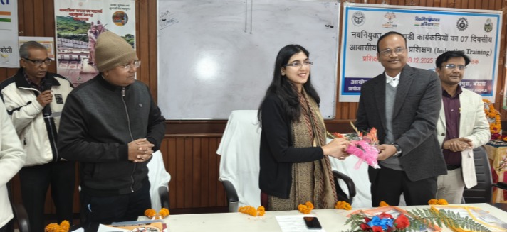 Bareilly News: सीडीओ ने आंगनवाड़ी कार्यकत्रियों को पढ़ाया सेवा और जिम्मेदारी का पाठ