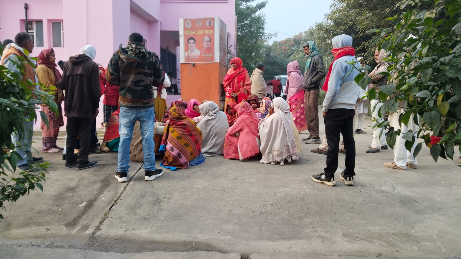 KASGANJ NEWS सोरों में महिला ने फांसी लगाकर दी जान, घरेलू विवाद की आशंका; पांच बच्चों के सिर से उठा मां का साया