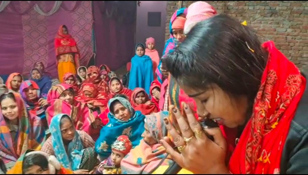 KASGANJ NEWS बधारी कला गांव में बौद्ध कथा का भावुक समापन, नम आंखों से कथा वाचक पूजा गौतम को दी ग्रामीणो ने विदाई