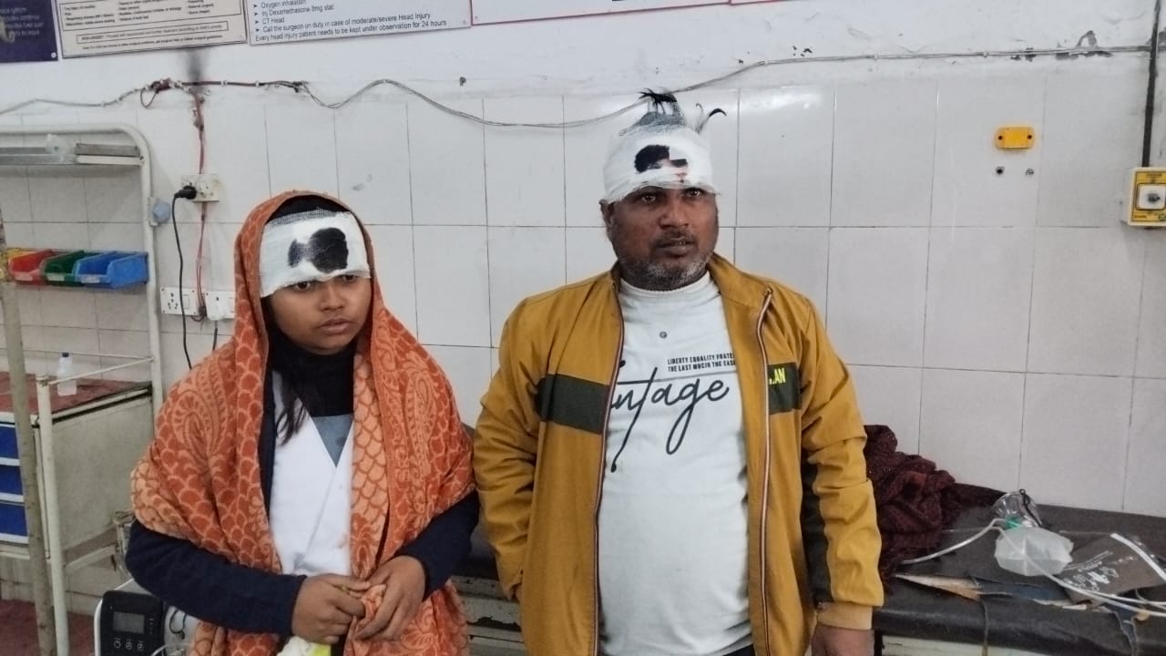 KASGANJ NEWS तेज रफ्तार बालू से भरे ट्रैक्टर-ट्रॉली ने ई-रिक्शा को मारी टक्कर, पिता-पुत्री सहित तीन घायल, दो किशोरियां अलीगढ़ रेफर