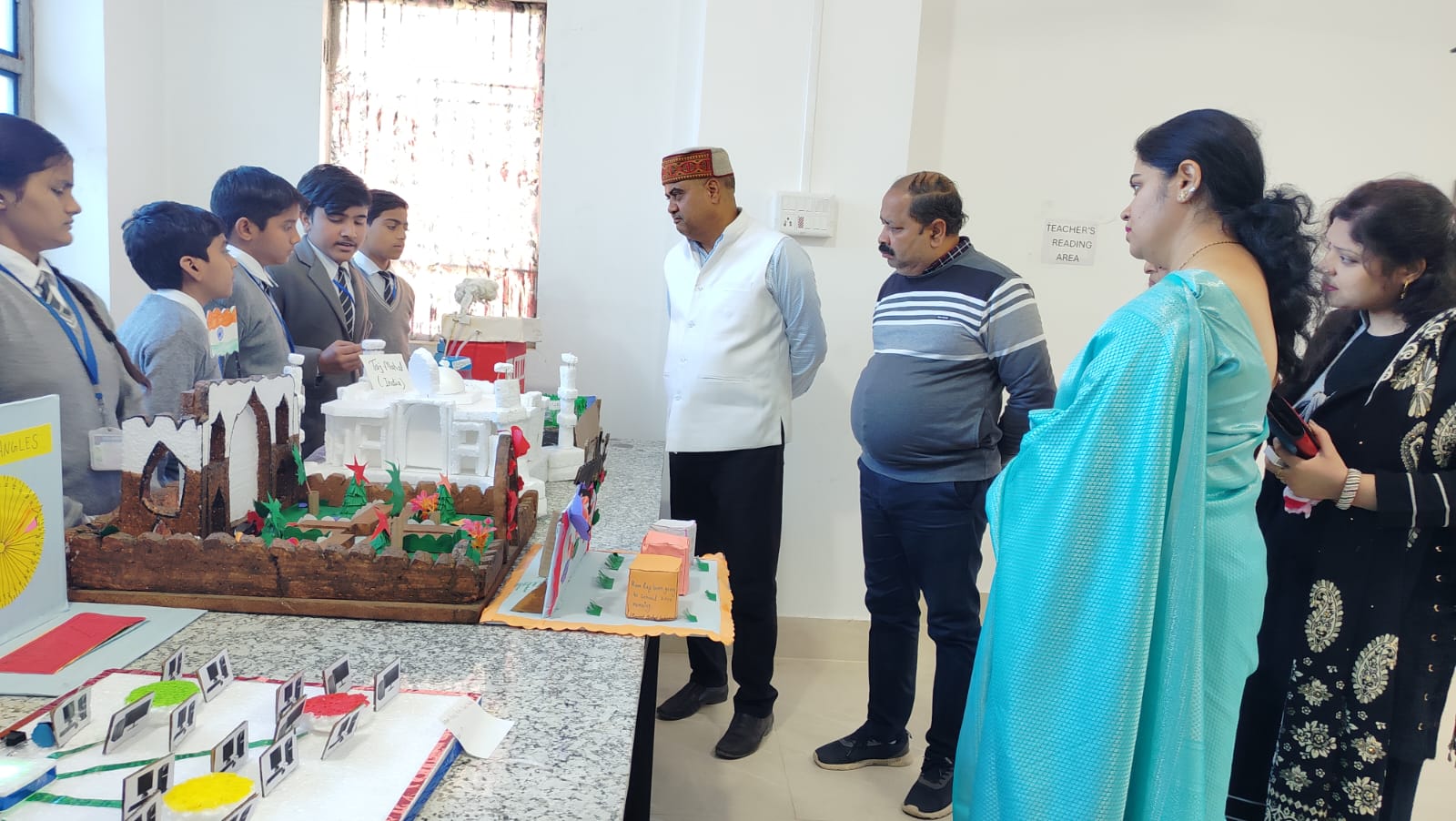 KASGANJ NEWS तुलसी दिवस पर एसकेबी अकादमी में विज्ञान प्रदर्शनी का आयोजन, छात्र-छात्राओं ने किया प्रतिभा का शानदार प्रदर्शन