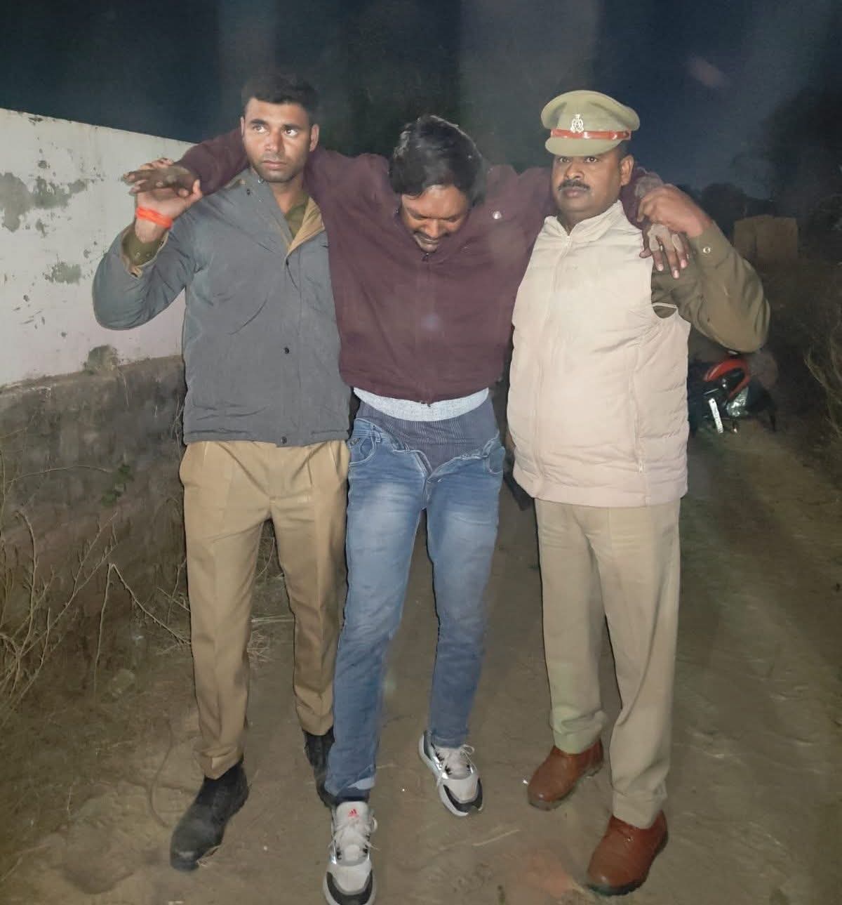 KASGANJ NEWS पुलिस मुठभेड़ में शातिर गौकश गिरफ्तार, पैर में गोली लगने से घायल
