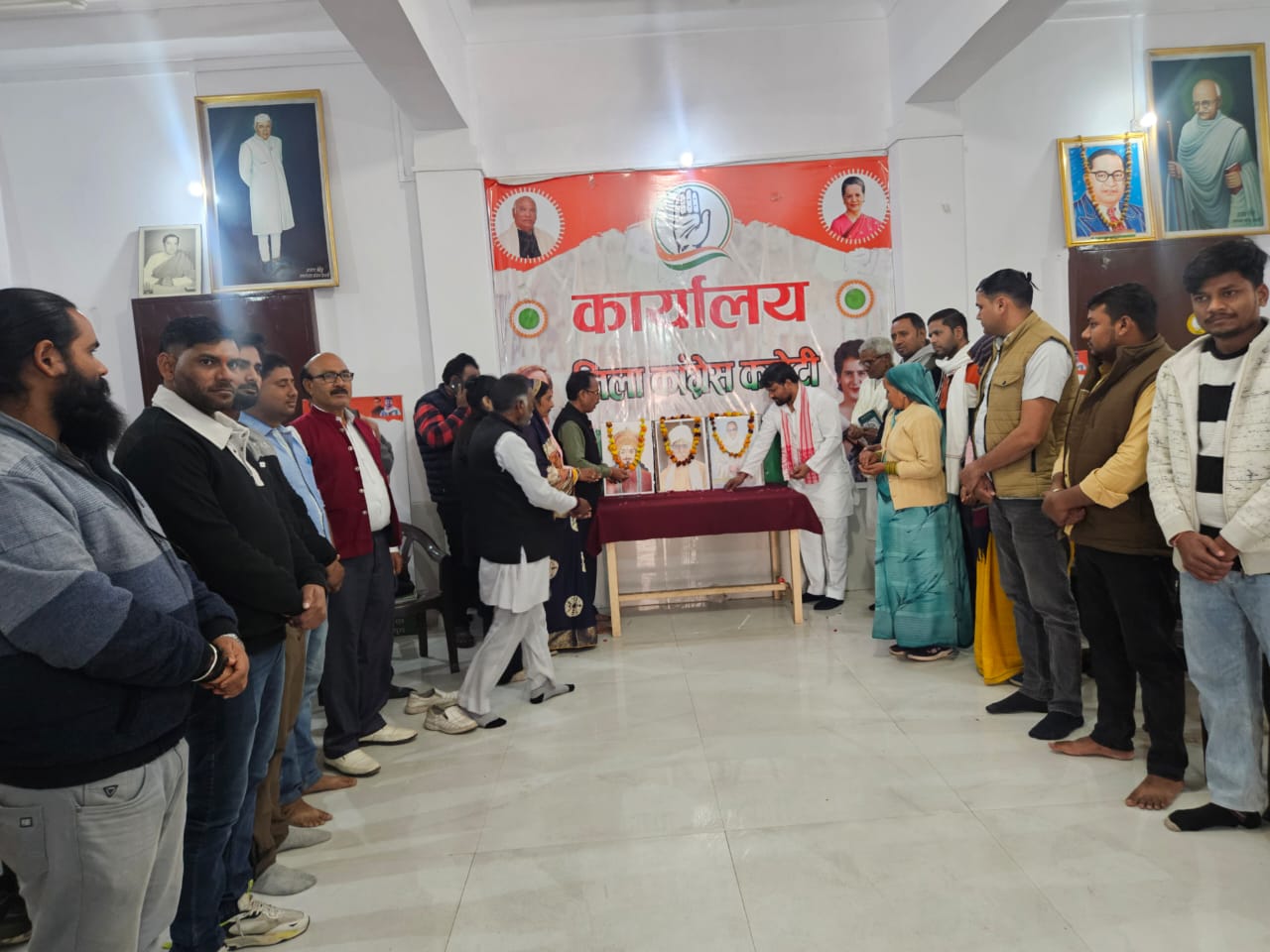 Mathuna News: महामना मालवीय, राजगोपालाचारी और बिजली पासी को कांग्रेसियों ने किया नमन