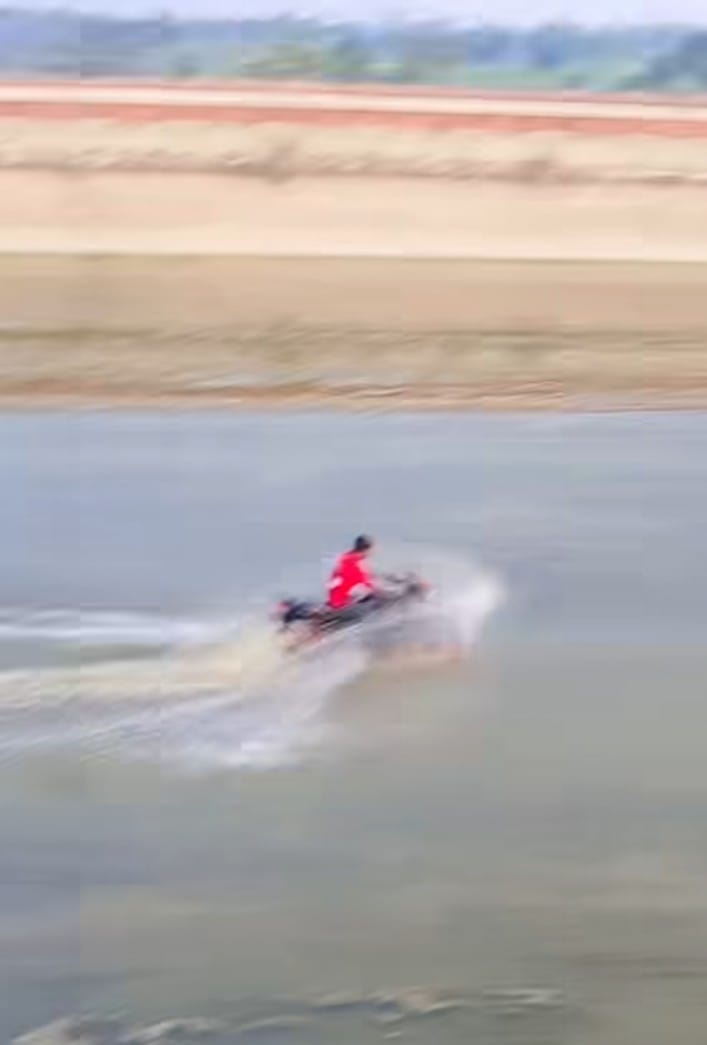 KASGANJ NEWS झाल के पुल पक्की नहर में जानलेवा स्टंट: नहर में बाइक दौड़ाता युवक, तमाशबीनों की लगी भीड़, वीडियो वायरल