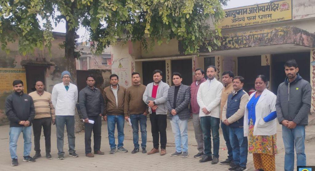 Bareilly News : लखनऊ मेडिकल कॉलेज की टीम पहुंची पीएचसी दुनका, मरीजों से संवाद कर परखी व्यवस्थाएं