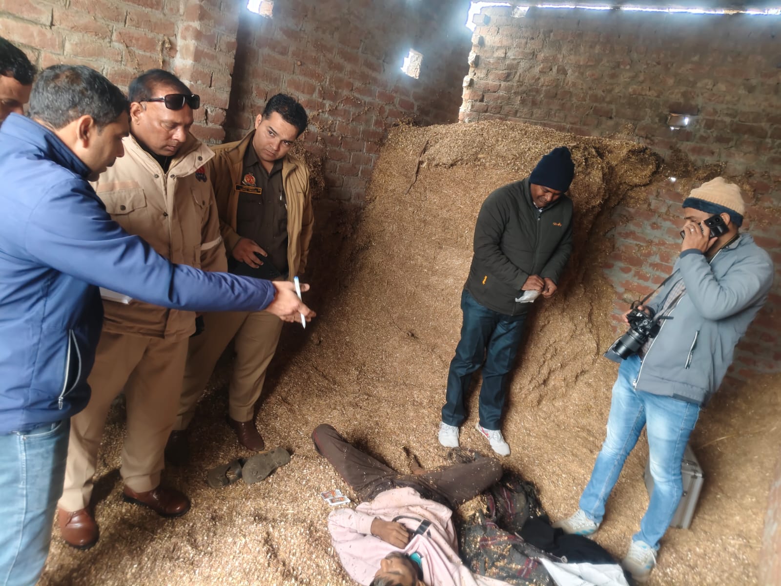 KASGANJ NEWS खंजी नगला में मंदिर के सामने पडा मिला बुद्बि सिंह का शव, पोस्टमार्टम के लिए भेजा गया