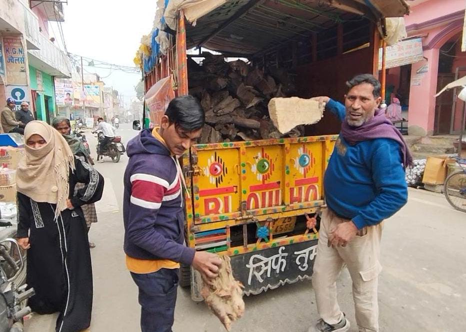 Bareilly News : कड़ाके की ठंड में प्रधान प्रत्याशी तौसीफ अहमद ने जलवाए अलाव, ग्रामीणों को मिली राहत