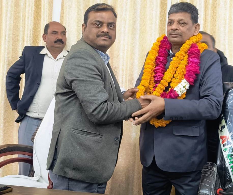Bareilly News : 35 वर्षों की सेवा का सम्मान, राजस्व निरीक्षक हरद्वारी लाल को तहसील में दी गई विदाई