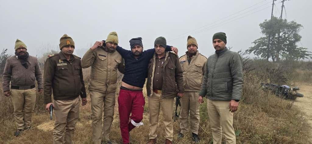 Bareilly News : पुलिस मुठभेड़ में शातिर बदमाश फैजान घायल, तमंचा व स्कूटी बरामद