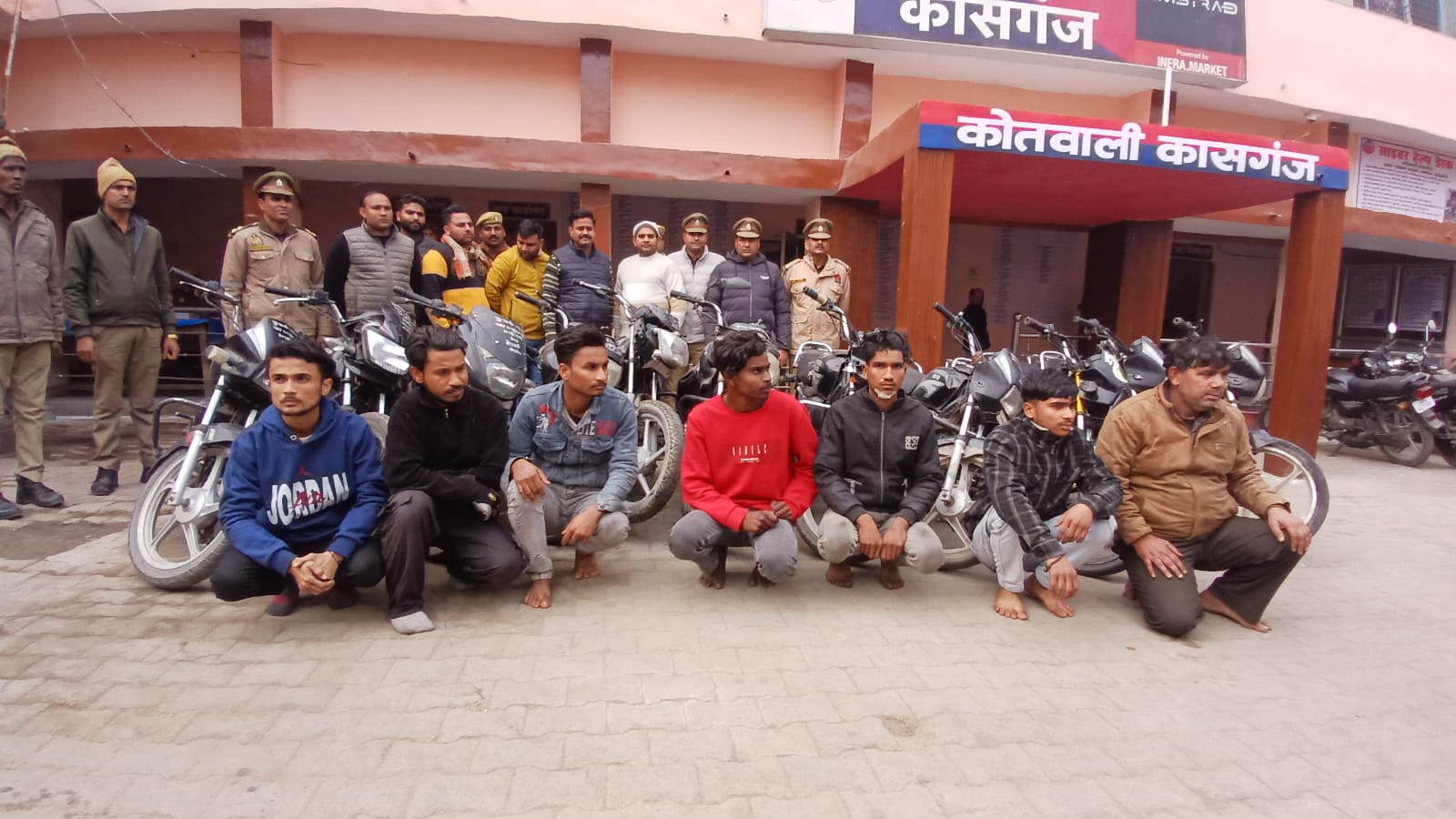 KASGANJ NEWS चेकिंग के दौरान कासगंज पुलिस की बड़ी कार्रवाई: बाइक चोर गैंग का खुलासा, सात आरोपी गिरफ्तार, 11 चोरी की मोटरसाइकिल बरामद
